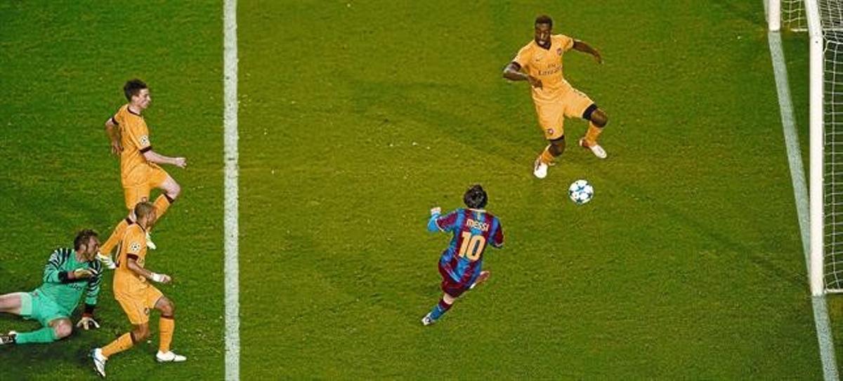 MÀGIA.Messi aconsegueix el primer gol amb una genial driblada.