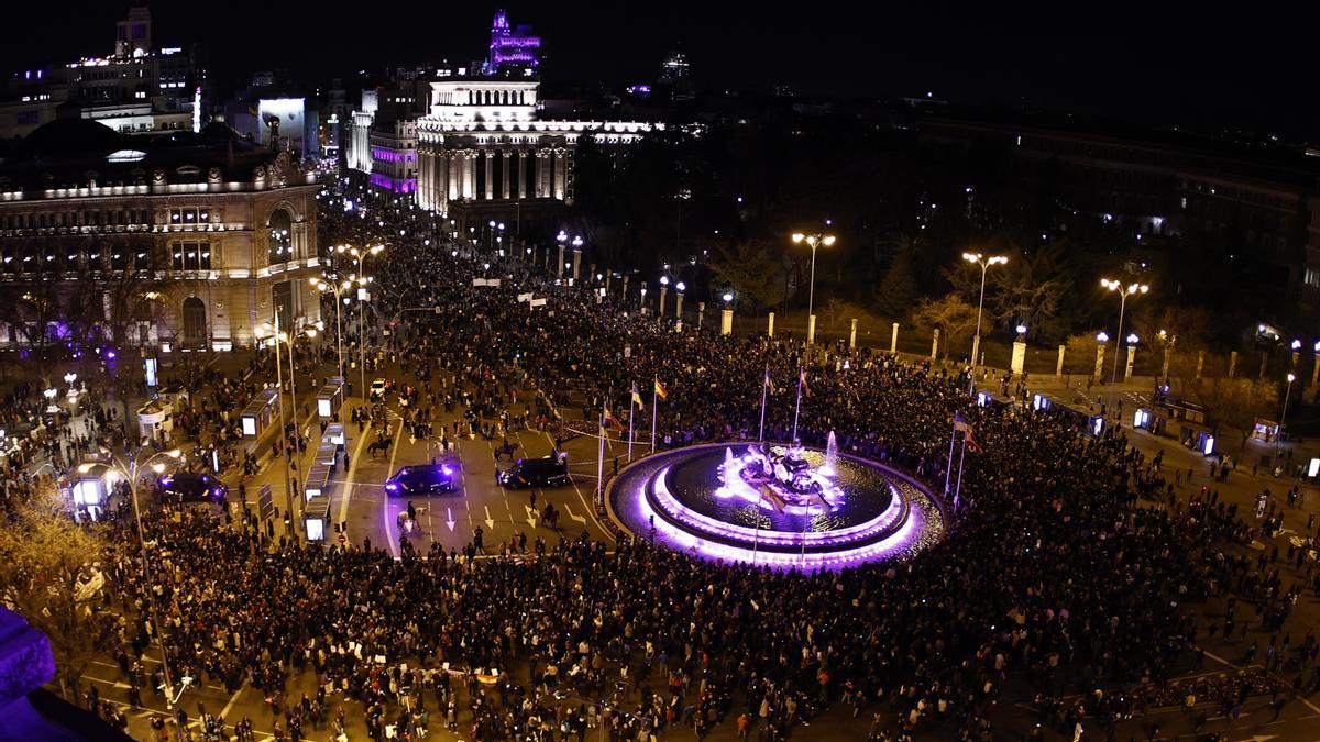 Manifestantes participan en Madrid en la marcha organizada por la Comisión 8M con motivo del Día de la Mujer.