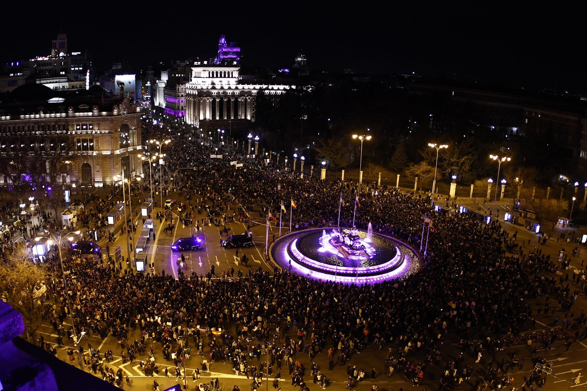 Manifestantes participan en Madrid en la marcha organizada por la Comisión 8M con motivo del Día de la Mujer.