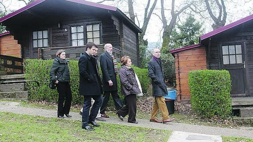 Paz Fernández Felgueroso, con Justo Vilabrille y José María Pérez (en el centro), en la zona de cabañas del camping