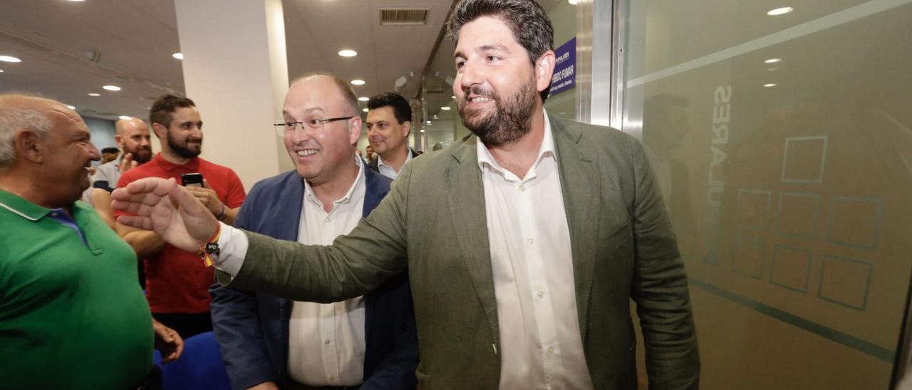 Fernando López Miras y Miguel Tellado, ayer antes de la celebración de la Junta Directiva del PP regional