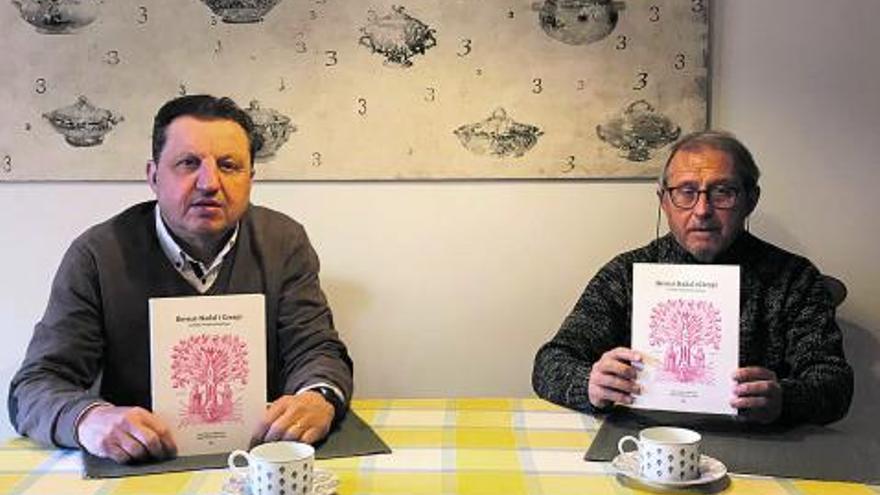 Pere Fullana y Valentí Valenciano muestran la portada de la biografía sobre Bernat Nadal. 