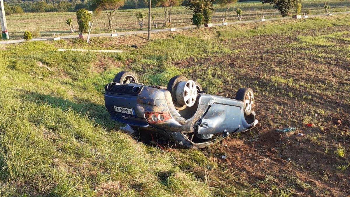 Dos joves, ferits greus en bolcar amb el cotxe a Olot