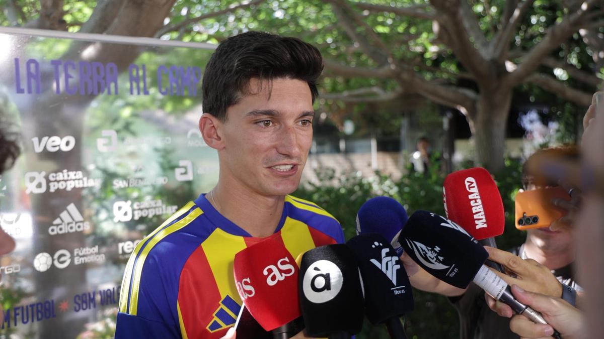 Pepelu, atendiendo a los medios durante la presentación de la nueva camiseta del Valencia CF 26/27