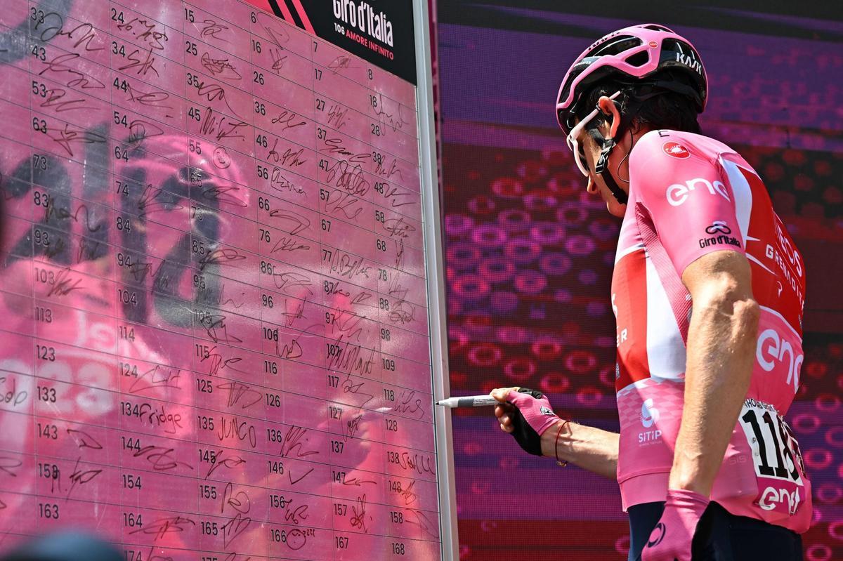 Longarone (Italy), 26/05/2023.- British rider Geraint Thomas of Ineos Grenadiers team wearing the overall leader’s pink jersey signs in for the 19th stage of the Giro d’Italia 2023 cycling tour, over 183km from Longarone to Tre Cime di Lavaredo, Italy, 26 May 2023. (Ciclismo, Italia) EFE/EPA/LUCA ZENNARO