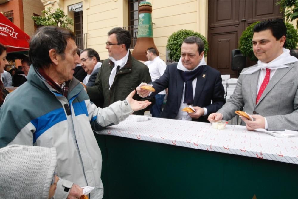 Reparto de pasteles de carne en la plaza del Romea