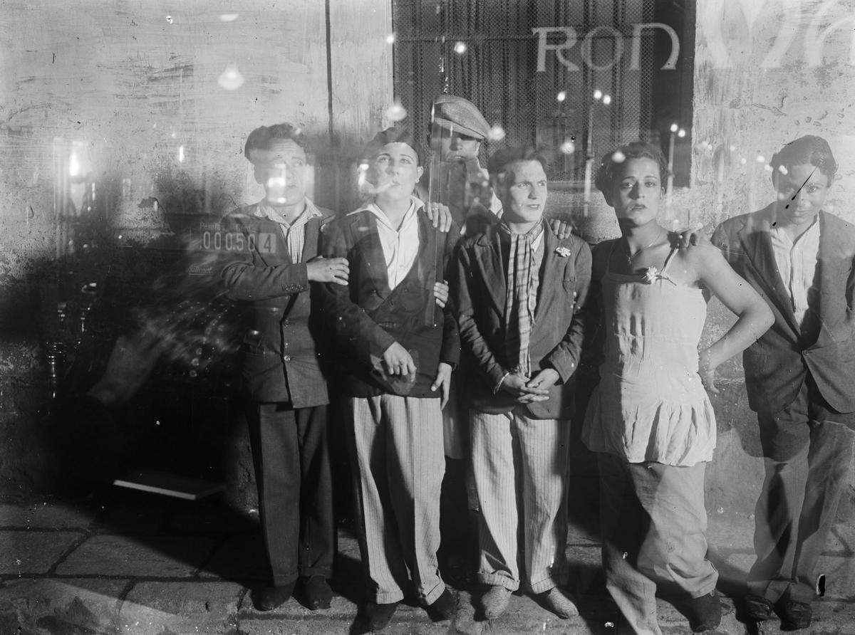Grupo de tranvestis en la calle Cid hacia 1930.
