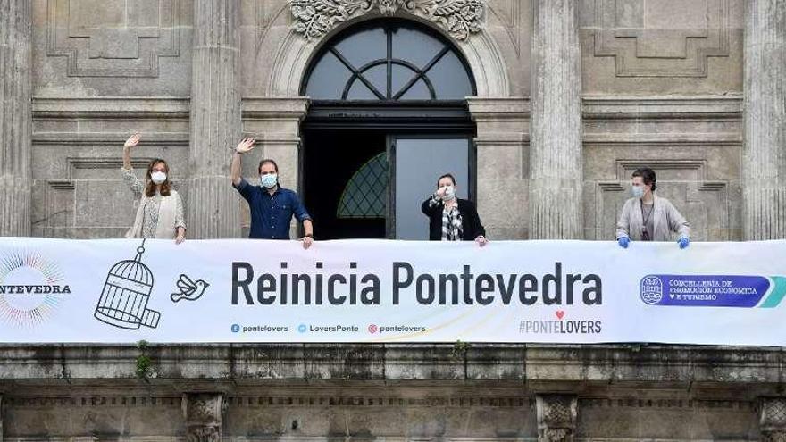 Los concejales Paloma Castro, Iván Puentes, Yoya Blanco y Eva Vilaverde desplegaron la pancarta. // G. S.