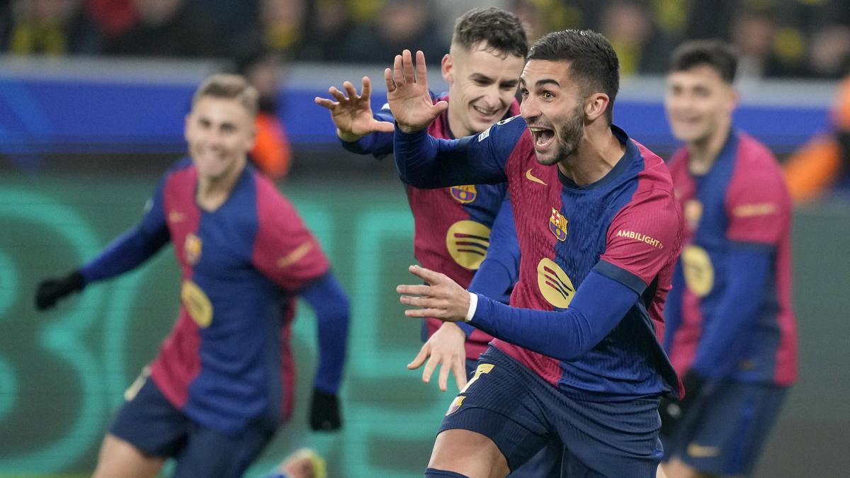 Fermín y Casadó festejan uno de los dos goles que marcó Ferran Torres al Dortmund.