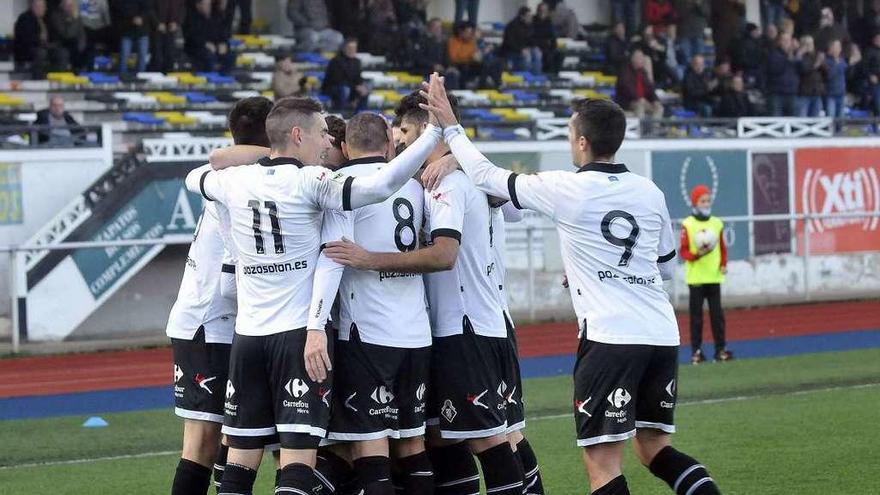 Los jugadores del Caudal celebran el tanto de Cristian al Vitoria.