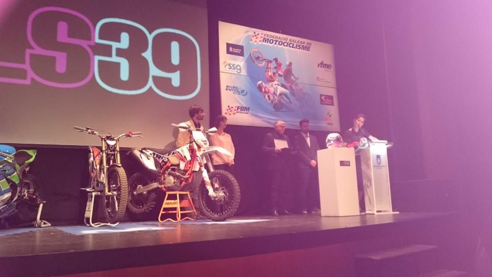 La Federación Balear de Motociclismo rinde homenaje a Luis Salom