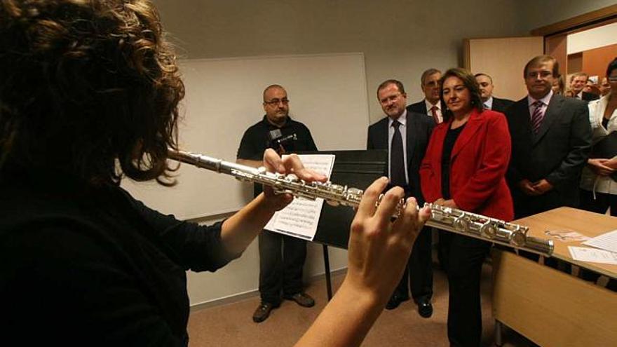 Una alumna interpretando una pieza ante la presencia del conseller, la alcaldesa y el director del centro