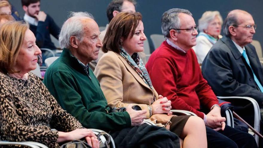 Primera fila de público en el acto de ayer, con el escritor Alberto Polledo y la directora general de Cultura, Otilia Requejo, en el centro.