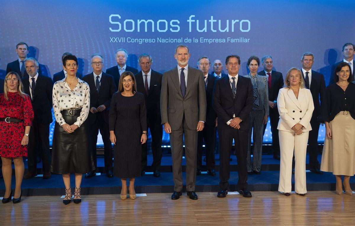 El Rey Felipe VI posa en una foto de familia durante la clausura del XXVII Congreso Nacional de la Empresa Familiar.