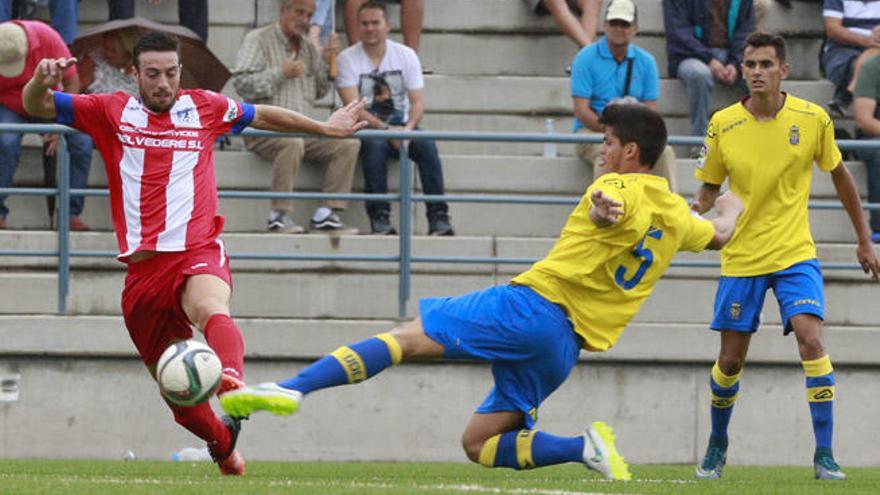 Ale Rivero corta el esférico ante un rival. Detrás, el lateral Nili.