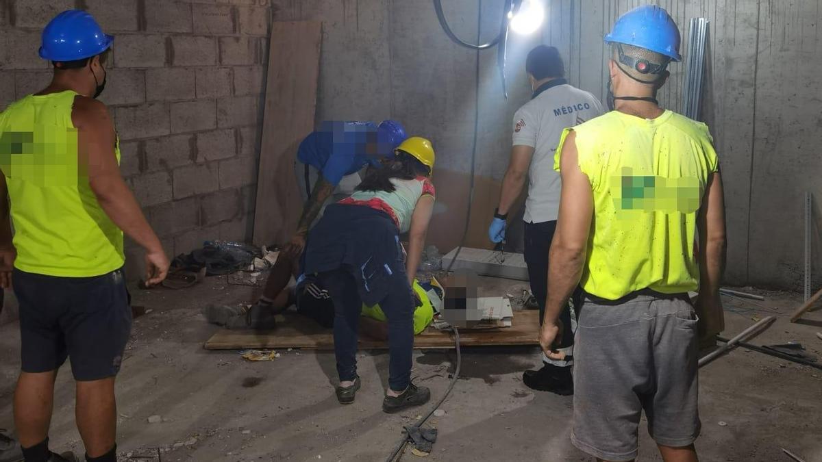 Los sanitarios atienden al obrero que resultó herido en el accidente laboral en Miller Bajo.