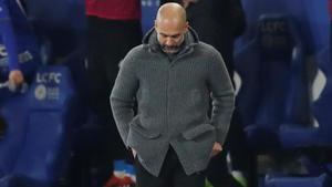 Pep Guardiola, desolado, tras encajar el City el segundo gol ante el Leicester.