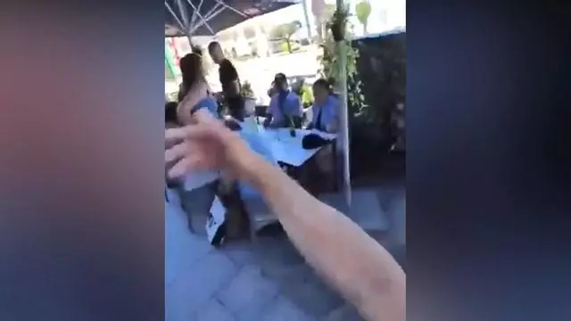 La escena de un camarero libanés echando de su local de Vigo a unos turistas israelíes: «¡Fuera de aquí; viva Palestina libre!»