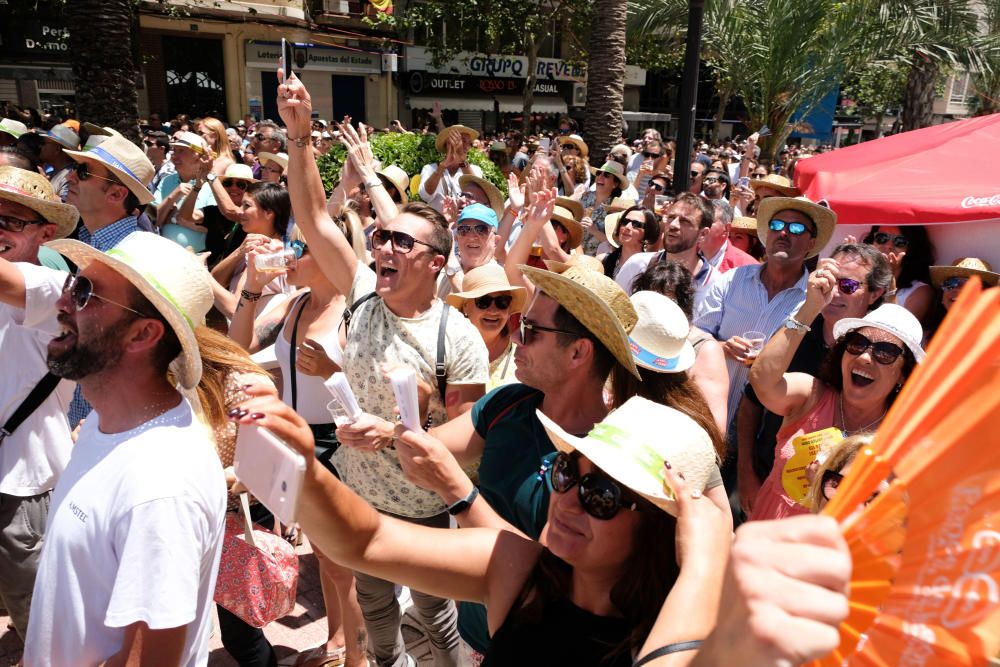 La mascletà de la pirotecnia valenciana Fuegos Artificiales del Mediterráneo hace retumbar la emblemática plaza con un disparo compacto con un potente final terrestre y aéreo