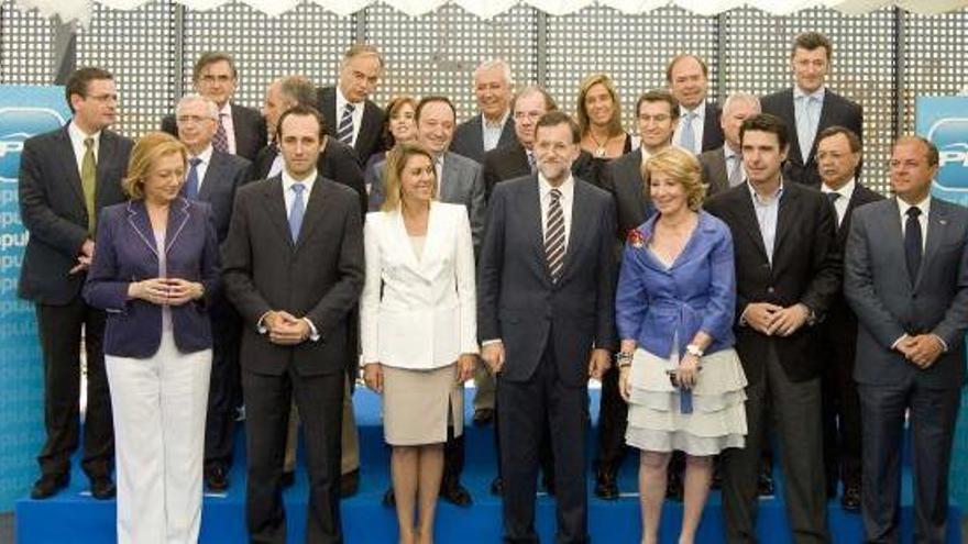 Mariano Rajoy, en el centro, con los líderes regionales de su partido.