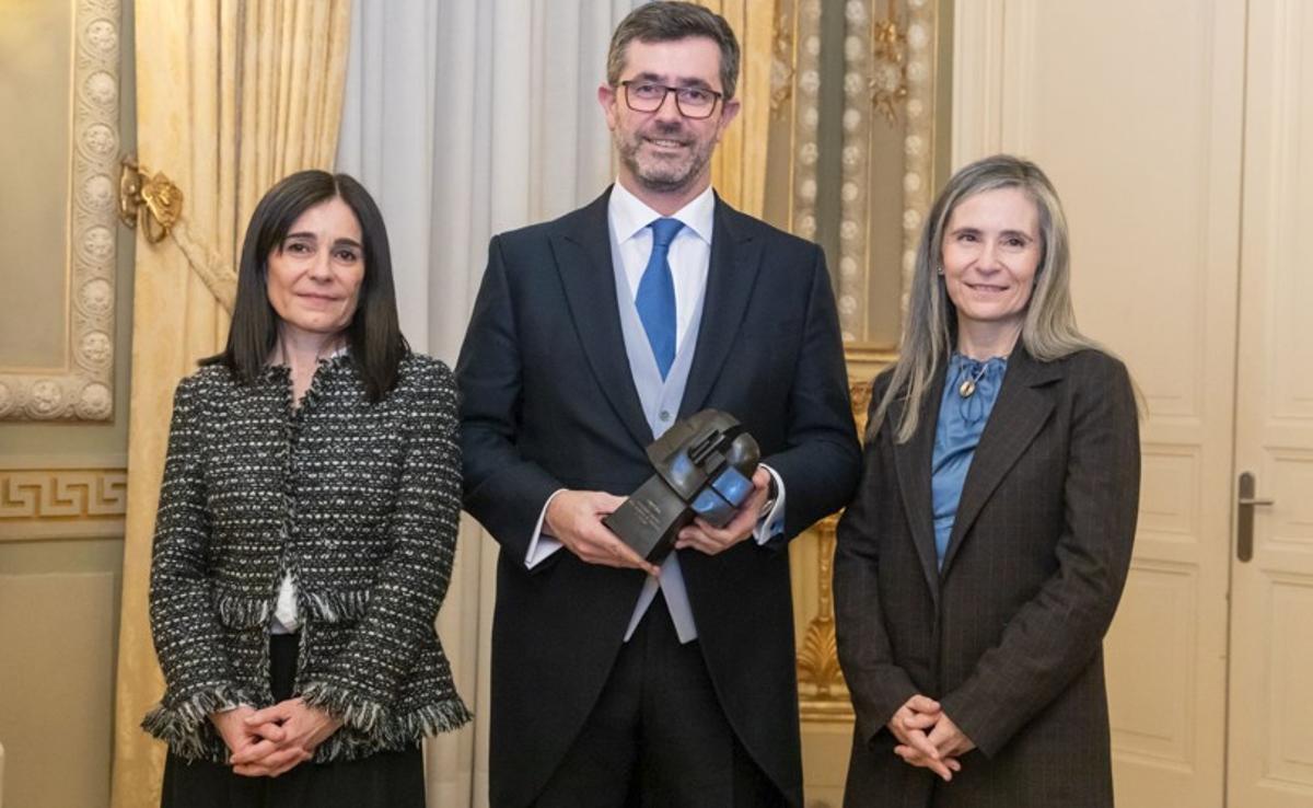 Justo Sierra, presidente de Urovesa, sostiene el galardón