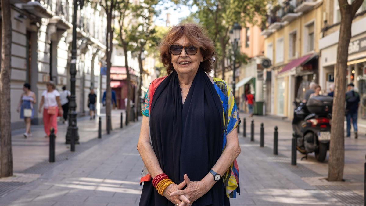 Cristina Fernández Cubas, este lunes, en el centro de Zaragoza.