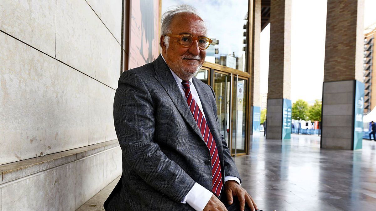 El director de la Dirección General de Tráfico (DGT), Pere Navarro, ayer en los porches del Auditorio de Zaragoza. | ANDREEA VORNICU