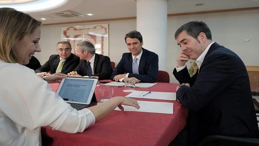 Rosa Dávila, Fernando Clavijo y Enrique Hernández Bento durante la reunión.