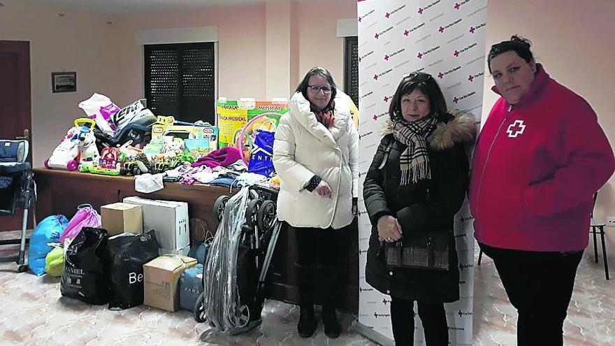 Juana Monroy entrega a Cruz Roja ropa y alimentos