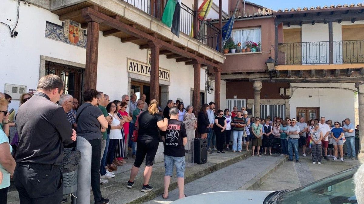 Cotrina participa en una concentración en Aldeanueva del Camino tras el crimen machista.