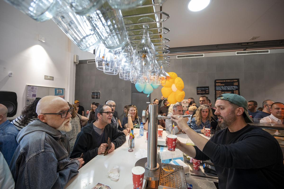 Primer tardeo en el Mercat Sagarra de Santa Coloma de Gramanet. Los organizadores confirman que habrá segunda edición. Ya están evaluando cuándo será la siguiente fecha.