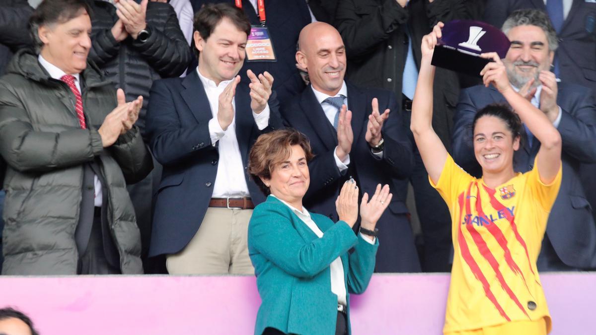 Ángeles Santamaría, consejera delegada de Iberdrola España, hizo entrega a Marta Torrejón, jugadora del Fútbol Club Barcelona, de la distinción MVP (Most Valuable Player), que reconoce a la jugadora más destacada de la final de la Supercopa de España de Fútbol Femenino.