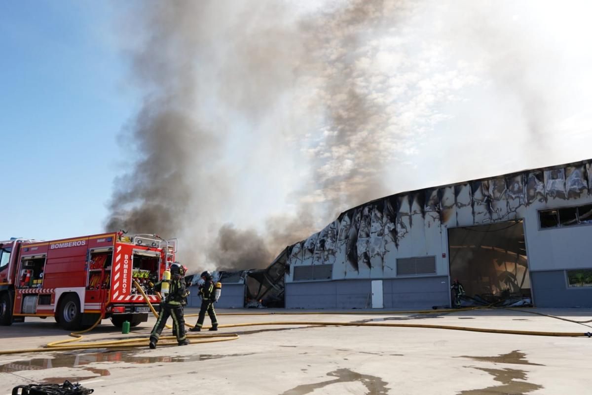 Un incendio arrasa una fábrica de muebles de baño en Villa del Río