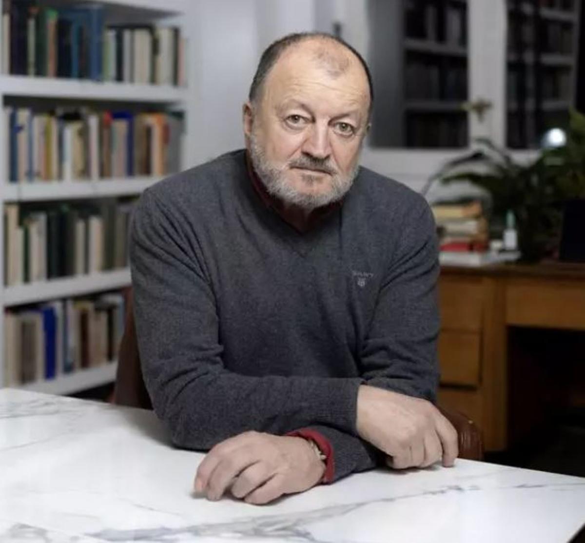 El escritor Alejandro Gándara, ganador del Premio de Ensayo Eugenio Trías 2025