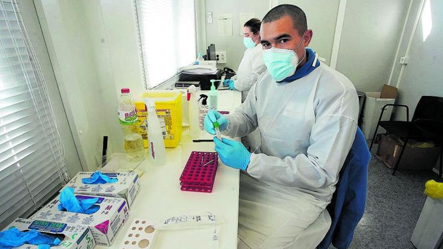 Yamil León, estudiant deMedicina, fent tests d’antígens a Salt.  marc martí