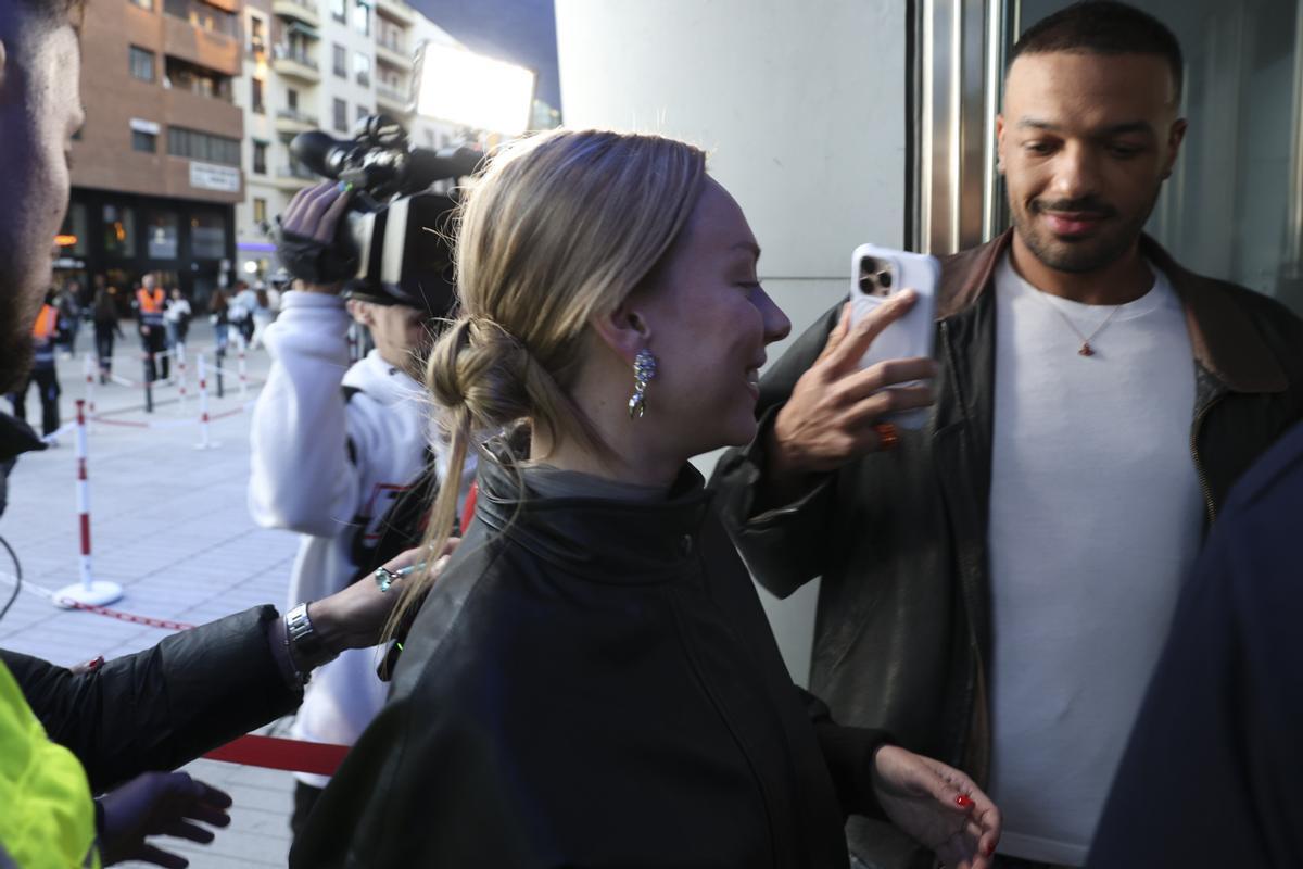 Ester Expósito, sonriente en su llegada al concierto de Rosalía en Madrid