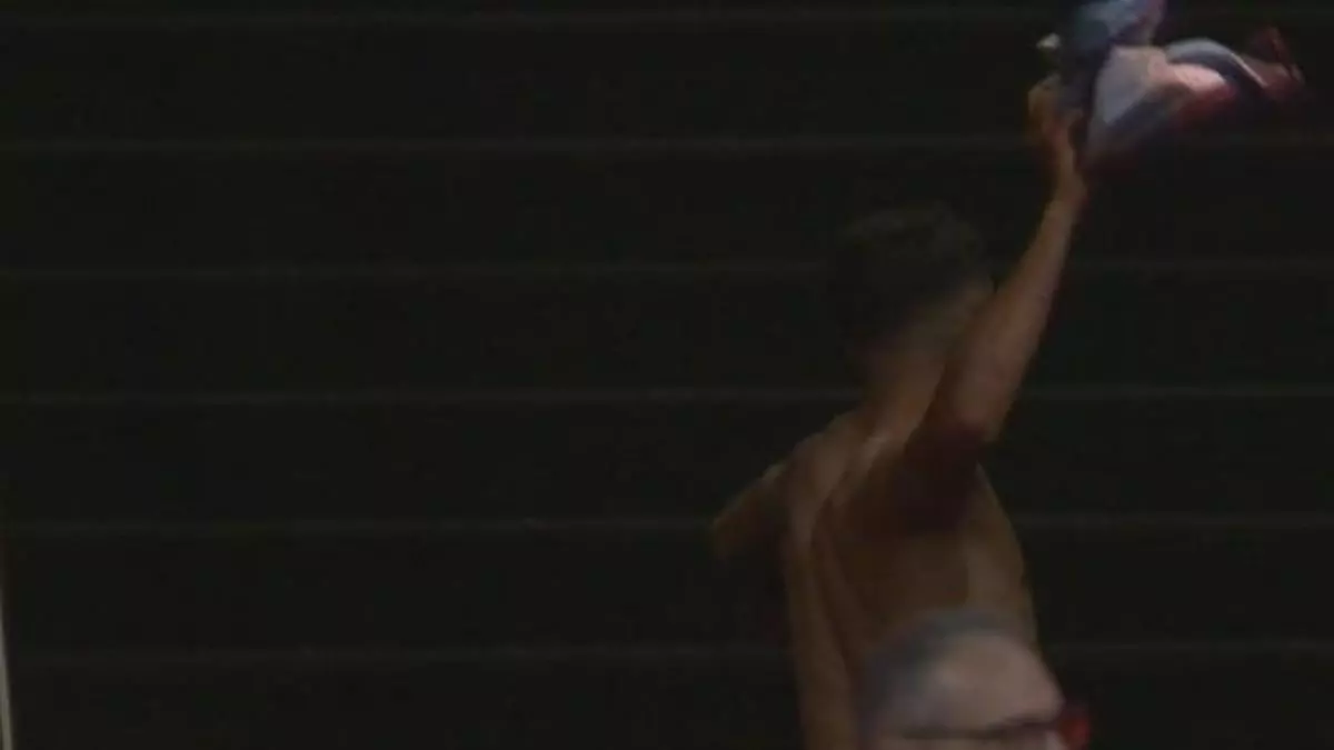 El cabreo de Eric en el túnel de vestuarios al ser expulsado por el VAR