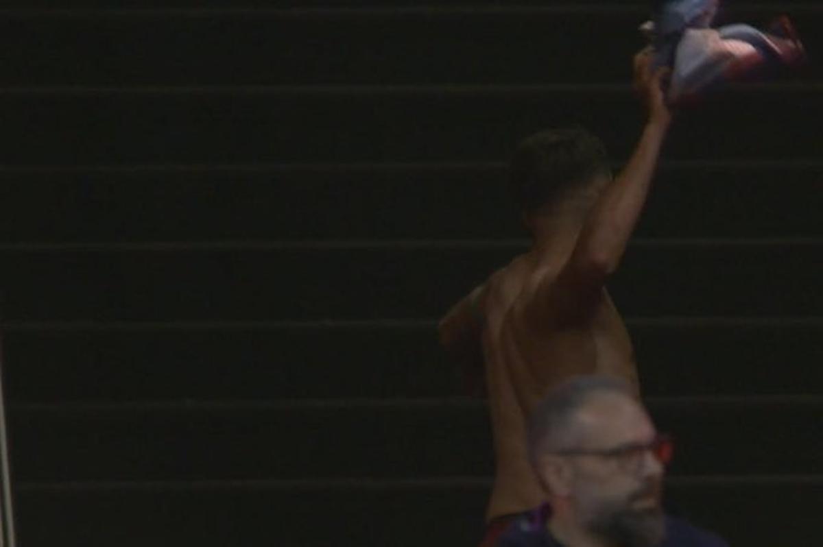 Eric lanzó la camiseta con fuerza al suelo