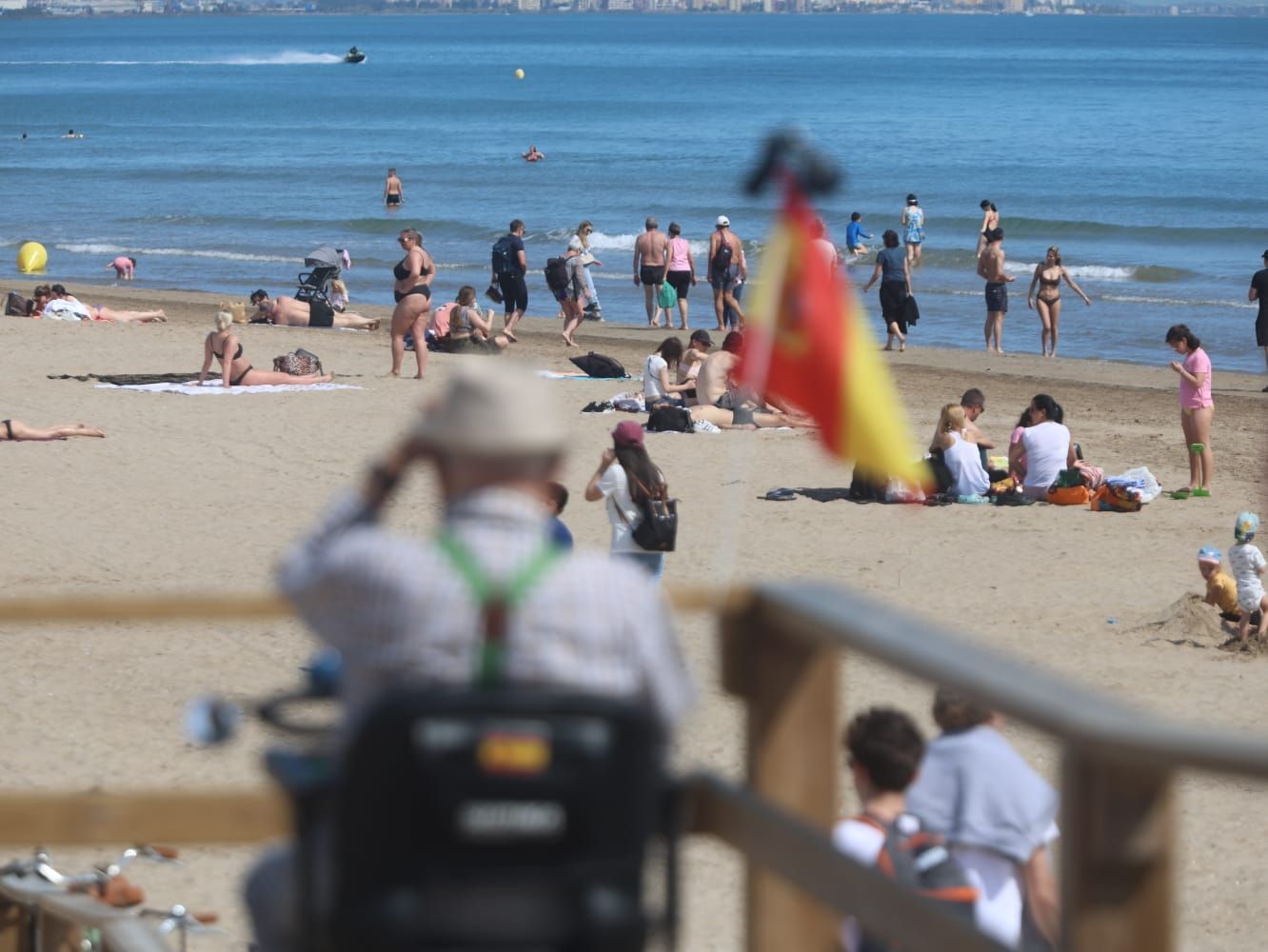 Primeros chapuzones del año en un domingo de sol y playa