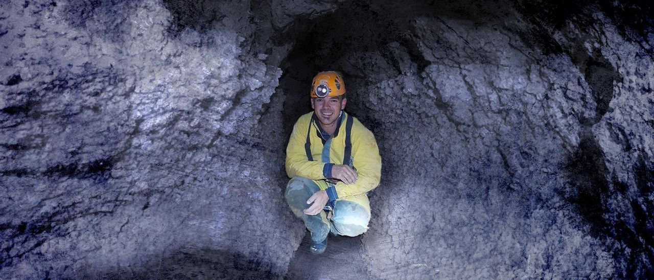 Carlos Iván Iglesias Peña, en una cueva. | Niphargus