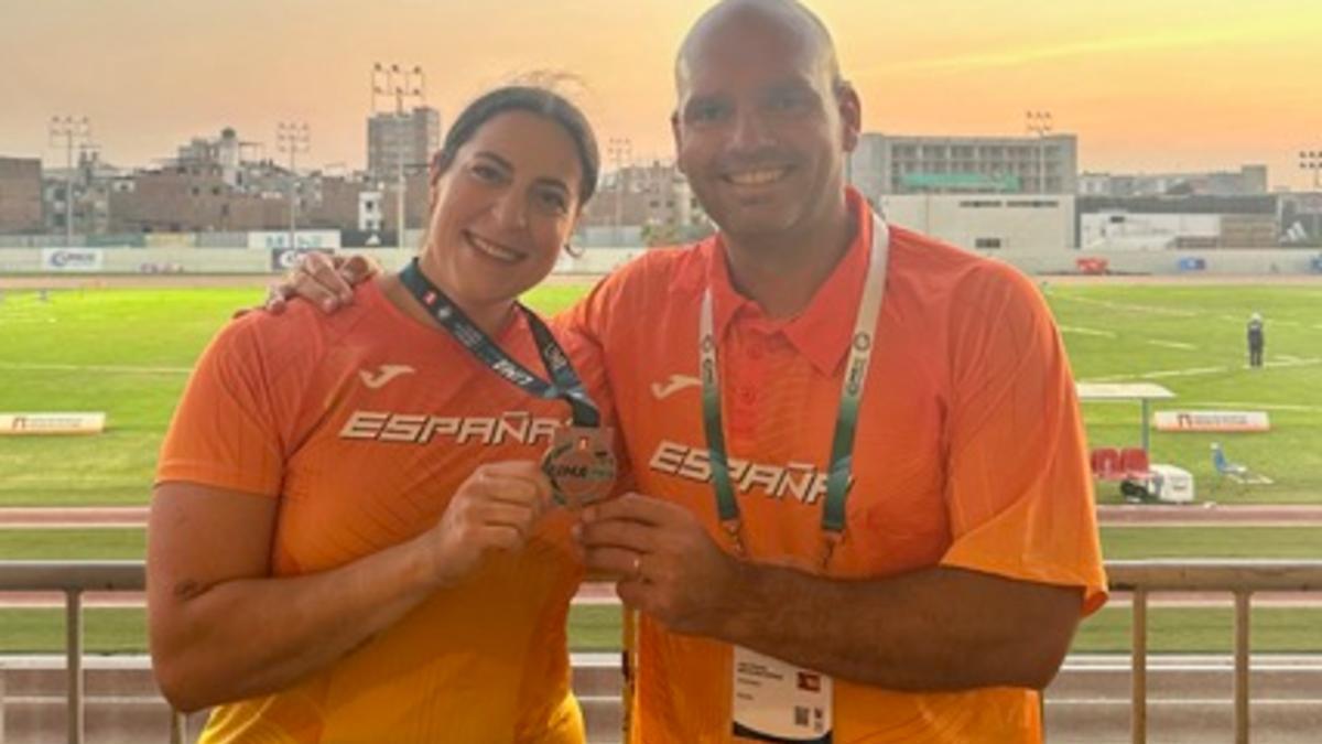 Atleta y entrenador de Gandia, felices con la medalla de bronce en una competición internacional con España
