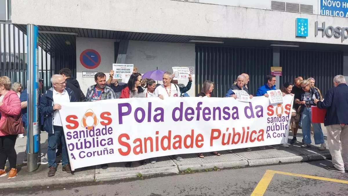 Decenas de profesionales sanitarios denuncian en A Coruña las listas de espera del Sergas