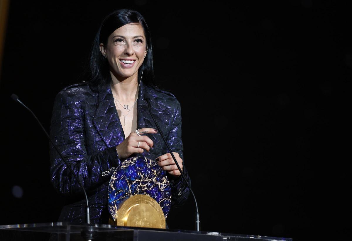 Jennifer Hermoso recibe el Trofeo Sócartes por su compromiso con causas sociales y humanitarias en la Gala del Balón de Oro Jennifer Hermoso recibe el Trofeo Sócartes por su compromiso con causas sociales y humanitarias en la Gala del Balón de Oro
