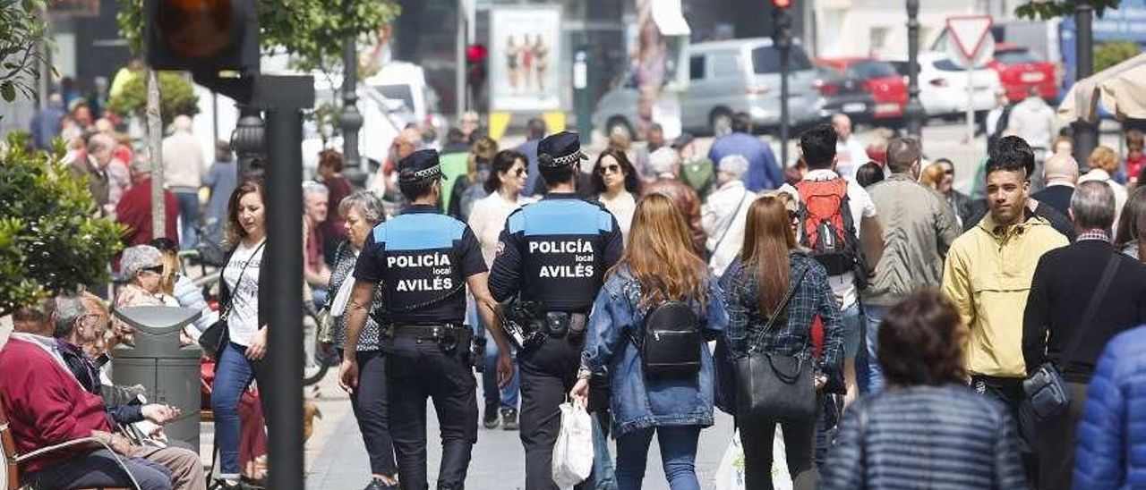 Dos agentes, un lunes de mercado, caminando por las inmediaciones de Hermanos Orbón. Dos agentes, un lunes de mercado, caminando por las inmediaciones de Hermanos Orbón.