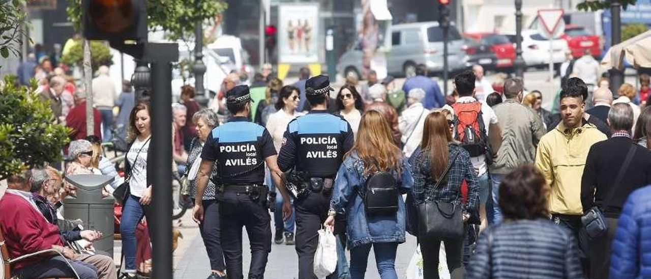 Dos agentes, un lunes de mercado, caminando por las inmediaciones de Hermanos Orbón.