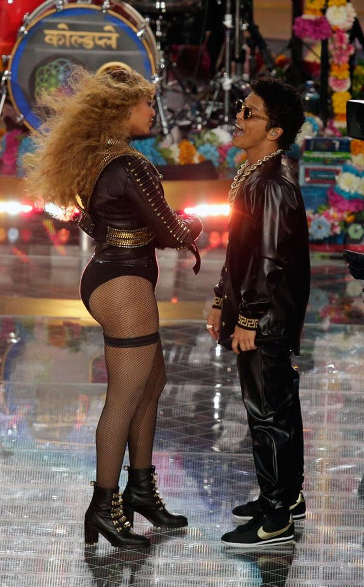 Beyoncé junto a Bruno Mars en la Super Bowl