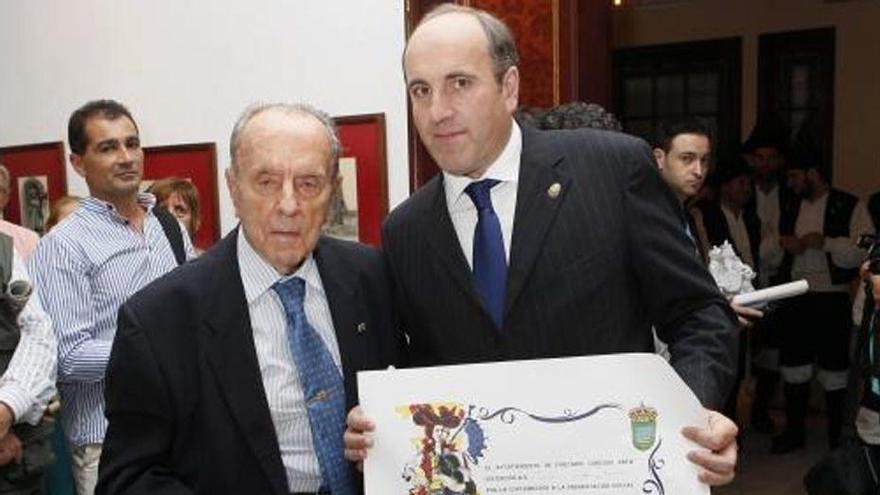 David Raposeiras, entregando a medalla a Manuel Fraga en 2010. | FIRMA