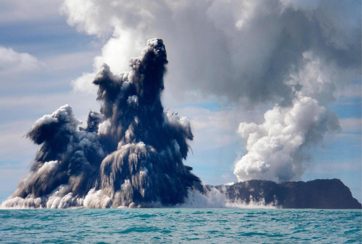 Una gran columna de humo, vapor y cenizas se eleva en el cielo tras la erupción de un volcán submarino a unas 34 millas náuticas de la costa de Nuku’alofa (Tonga), en una foto de archivo, el 18 de marzo de 2009. EFE/Lothar Slabon Una gran columna de humo, vapor y cenizas se eleva en el cielo tras la erupción de un volcán submarino a unas 34 millas náuticas de la costa de Nuku’alofa (Tonga), en una foto de archivo, el 18 de marzo de 2009. EFE/Lothar Slabon