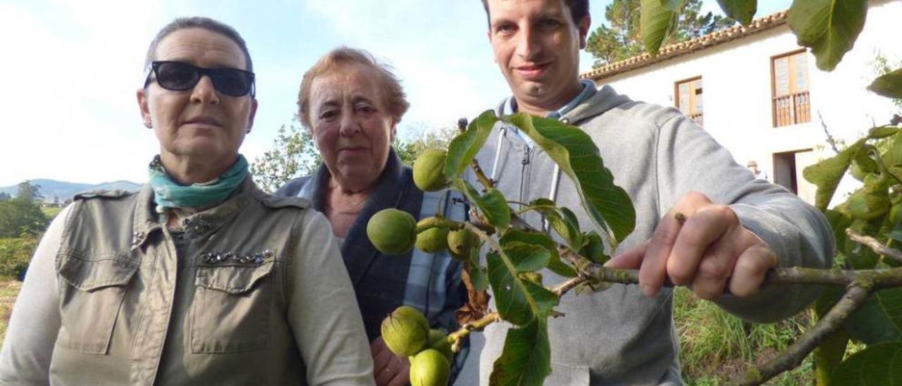 Elena Sánchez, Maruja Castiello y Roberto Carneado, junto a una nozal.