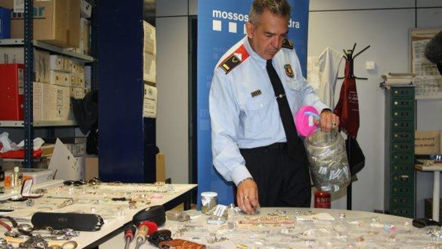 L&#039;inspector Ramon Roig amb el material sostret pels Mossos d&#039;Esquadra